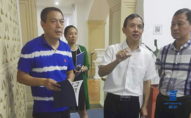 考察團(tuán)廖部長大加稱贊青龍彩色GRC 防水材料