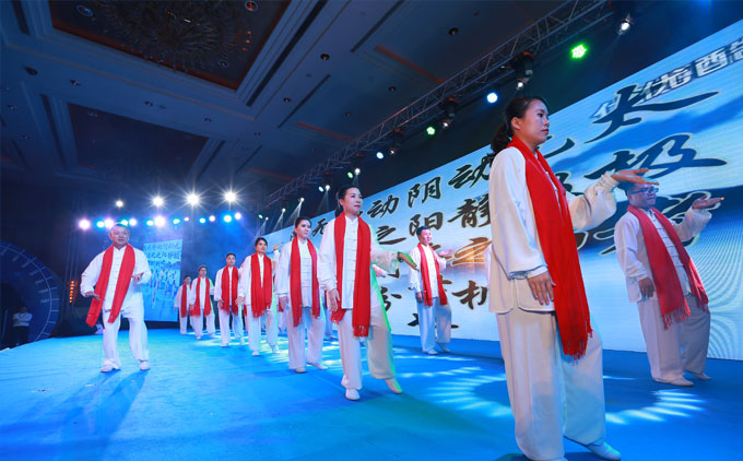 青龍?zhí)珮O隊(duì)年會(huì)上精彩表演 防水