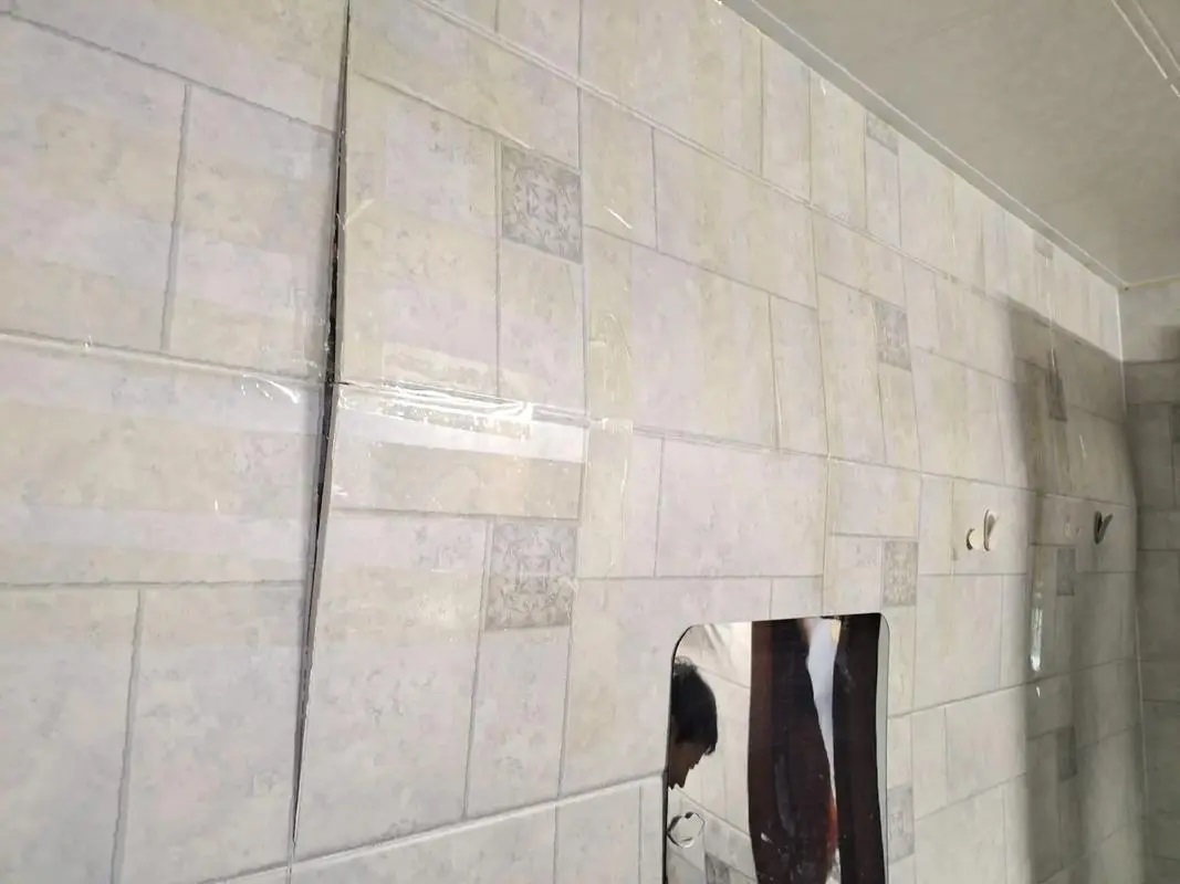 為什么越來越多的施工隊(duì)都改用青龍瓷磚膠+背膠？答案來了！