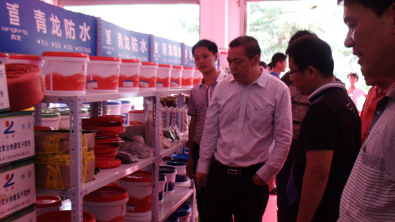 青龍建材董事長(zhǎng)宋敦清考察專(zhuān)賣(mài)店