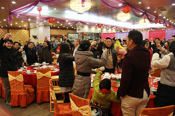 大家舉杯預(yù)祝2016年防水材料銷售再奏凱歌 防水材料